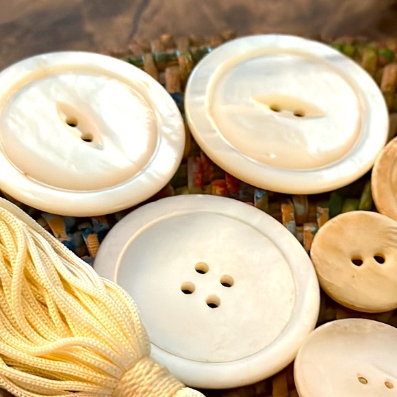 Buttons about 70 plus mother of pearl vintage buttons various sizes matching set - Picture 13 of 17